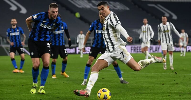 Cristiano Ronaldo em ação no Juventus-Inter de Miláo na Taça de Itália