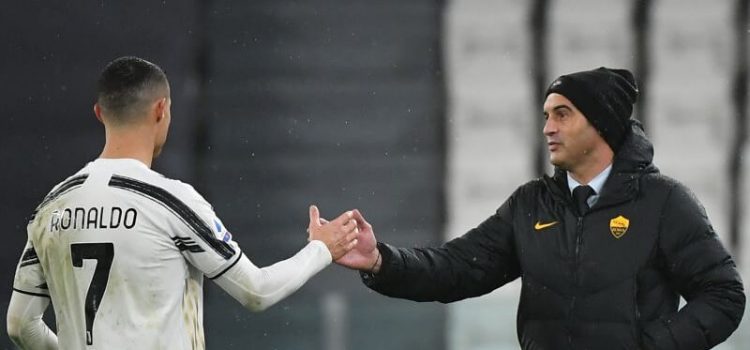Cristiano Ronaldo cumprimenta Paulo Fonseca após a vitória da Juventus sobre a AS Roma