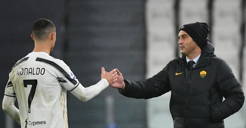 Cristiano Ronaldo cumprimenta Paulo Fonseca após a vitória da Juventus sobre a AS Roma