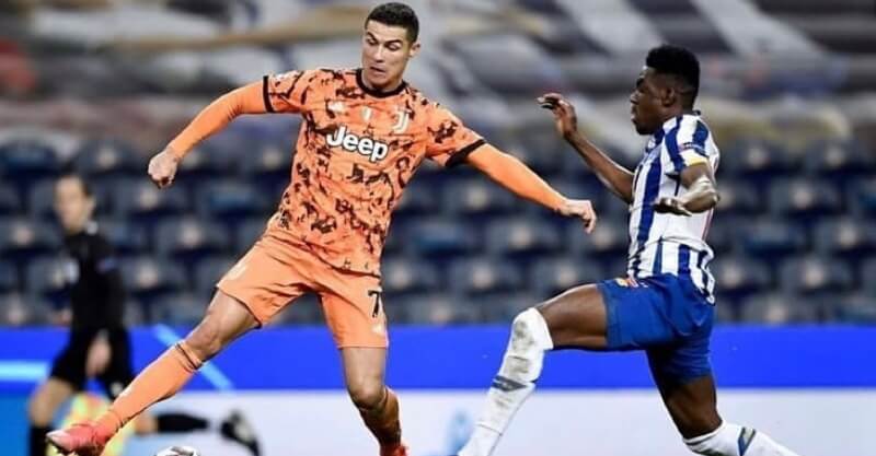 Cristiano Ronaldo e Zaidu em disputa de bola no FC Porto-Juventus