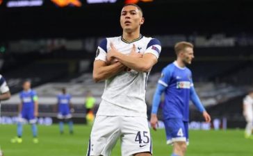 Carlos Vinícius festeja golo pelo Tottenham contra o Wolfsberger na Liga Europa