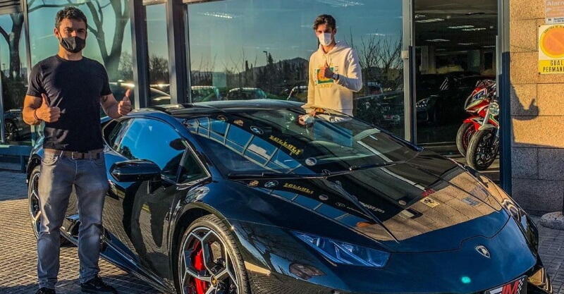 Francisco Trincão à porta do stand com o seu novo Lamborghini Huracán EVO