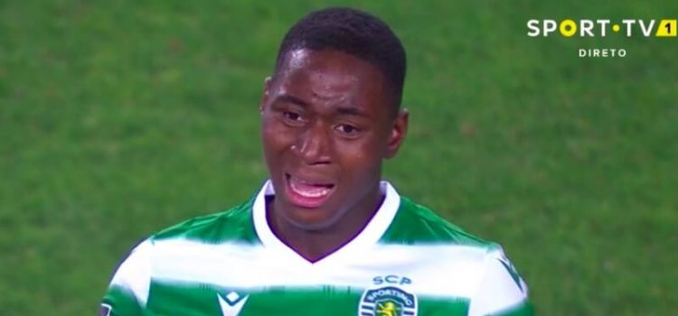 Dário Essugo chora após estrear-se pelo Sporting