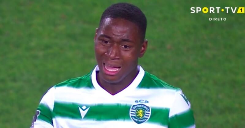 Dário Essugo chora após estrear-se pelo Sporting