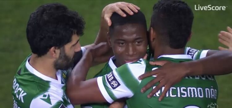 Dário Essugo abraçado aos colegas a chorar após a estreia pelo Sporting