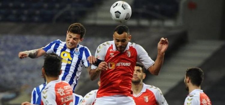 Disputa de bola entre jogadores do FC Proto e SC Braga