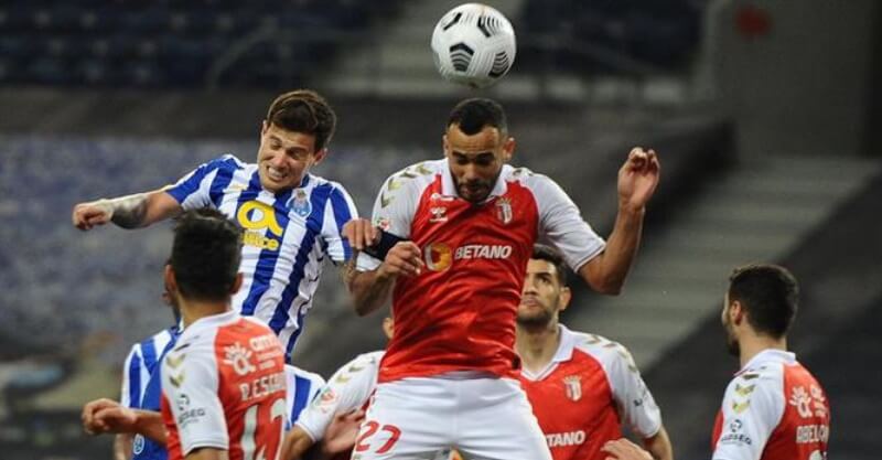 Disputa de bola entre jogadores do FC Proto e SC Braga