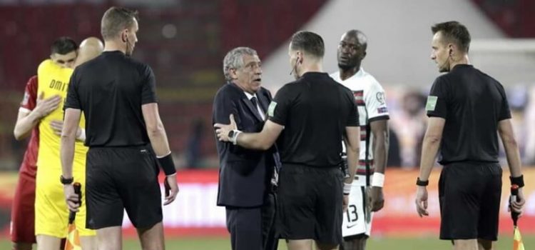 Fernando Santos reclama com o árbitro do Sérvia-Portugal