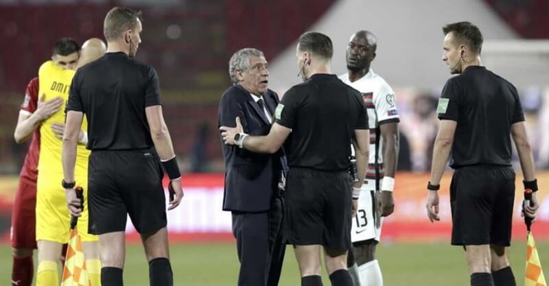 Fernando Santos reclama com o árbitro do Sérvia-Portugal