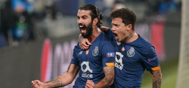 Sérgio Oliveira e Otávio no festejo do primeiro golo do apuramento do Juventus-FC Porto