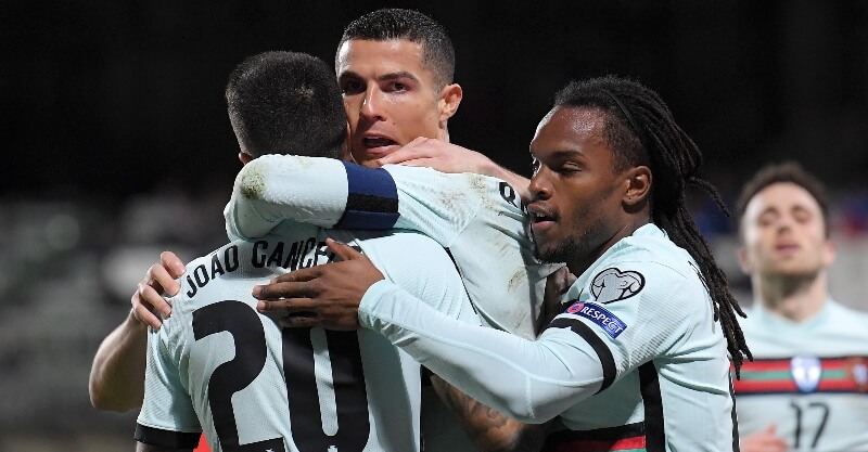 Cristiano Ronaldo festeja com Cancelo e Renato Sanches o golo da Seleção de Portugal diante do Luxemburgo