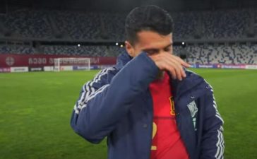 Pedro Porro chora após o primeiro jogo pela seleção principal de Espanha