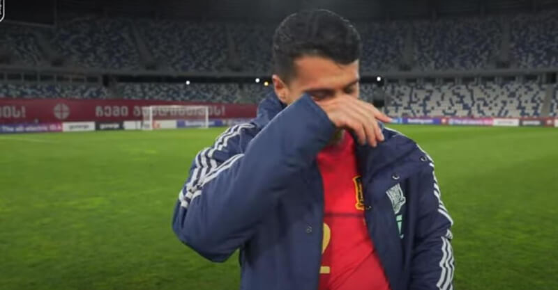 Pedro Porro chora após o primeiro jogo pela seleção principal de Espanha