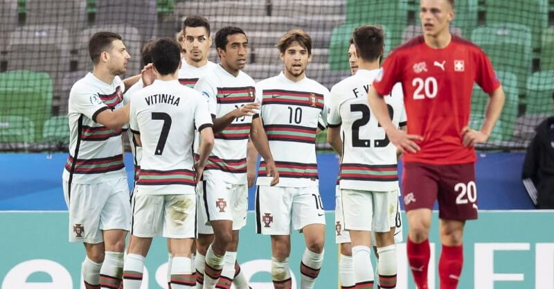 Jogadores portugueses festejam golo à Suíça no Europeu sub-21