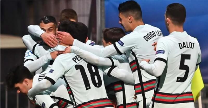 Jogadores de Portugal festejam vitória no Europeu sub-21
