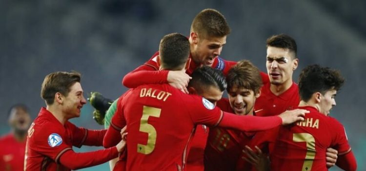 Jogadores de Portugal celebram golo à Inglaterra no Europeu Sub-21