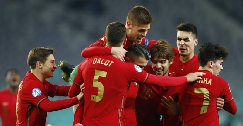 Jogadores de Portugal celebram golo à Inglaterra no Europeu Sub-21