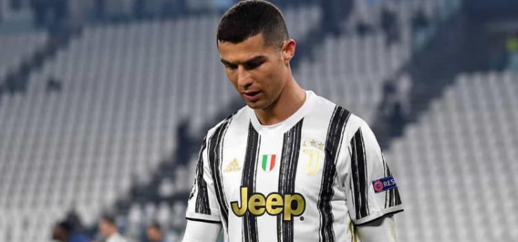 Cristiano Ronaldo cabisbaixo após eliminação da Juventus da Champions