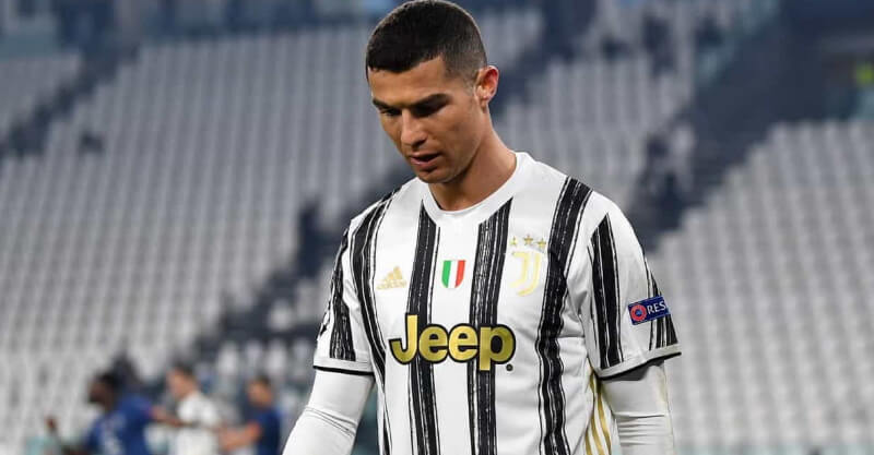 Cristiano Ronaldo cabisbaixo após eliminação da Juventus da Champions