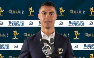 Cristiano Ronaldo com o prémio de Jogador do Ano de 2019/2020