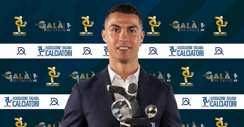 Cristiano Ronaldo com o prémio de Jogador do Ano de 2019/2020