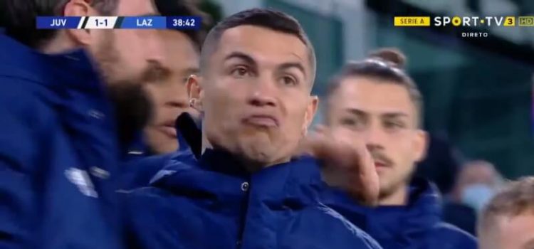 Cristiano Ronaldo reage ao golo de Rabiot a partir do banco no Juventus-Lazio