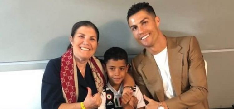 Cristiano Ronaldo ao lado da mãe Dolores Aveiro e do filho Cristianinho