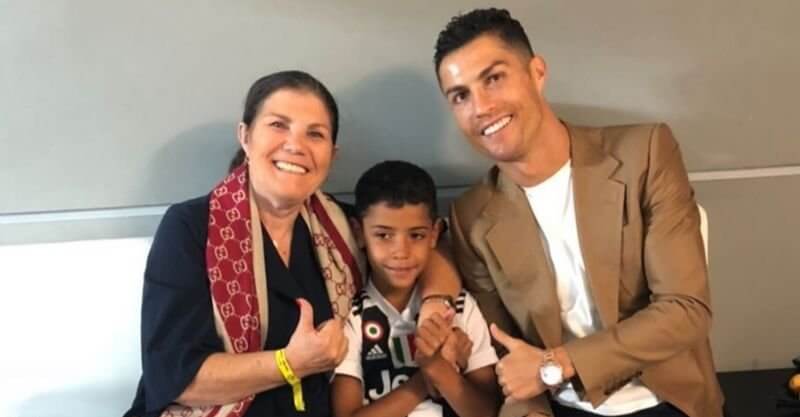 Cristiano Ronaldo ao lado da mãe Dolores Aveiro e do filho Cristianinho