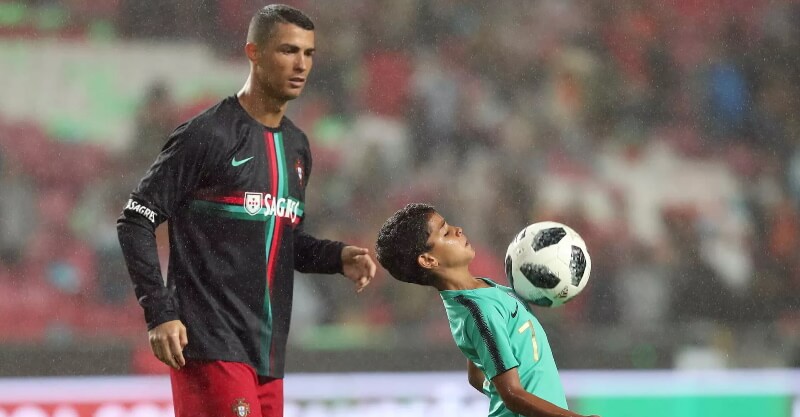 Cristiano Ronaldo e Cristianinho no relvado a jogar