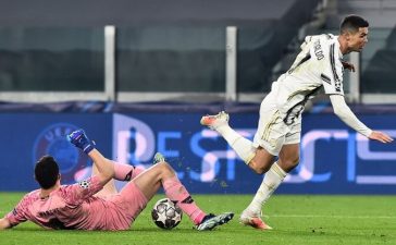 Lance de alegado penalti entre Marchesín e Cristiano Ronaldo no Juventus-FC Porto na Liga dos Campeões