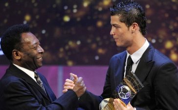 Cristiano Ronaldo recebe prémio de melhor jogador do mundo das mãos de Pelé