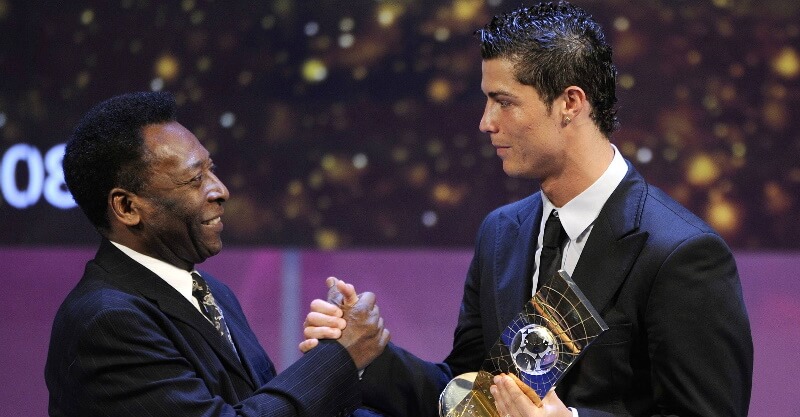 Cristiano Ronaldo recebe prémio de melhor jogador do mundo das mãos de Pelé