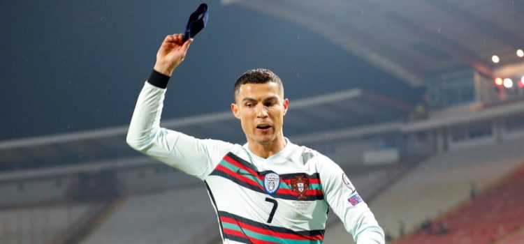 Cristiano Ronaldo atira a braçadeira ao chão no Sérvia-Portugal