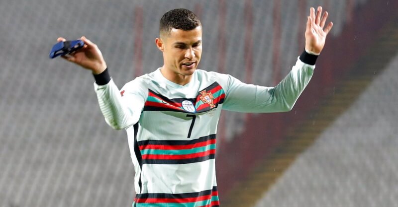 Cristiano Ronaldo indignado com o golo anulado nos descontos do Sérvia-Portugal