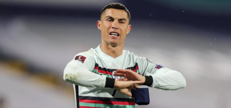 Cristiano Ronaldo frustrado com golo invalidado no Sérvia-Portugal