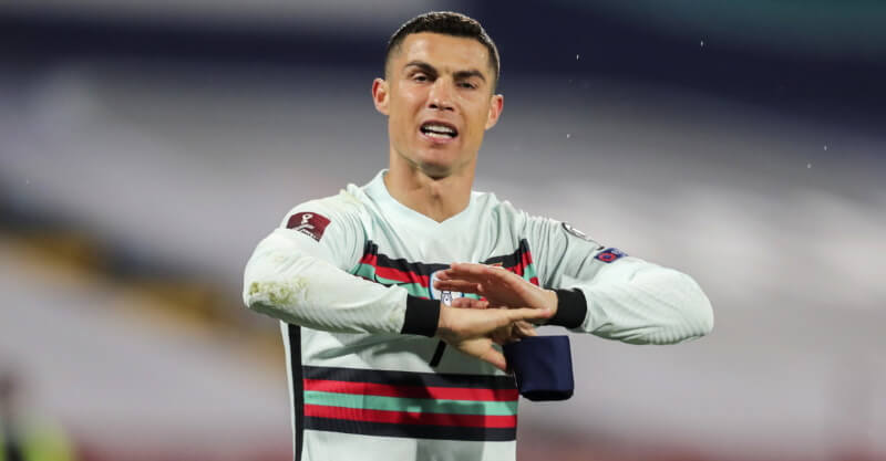 Cristiano Ronaldo frustrado com golo invalidado no Sérvia-Portugal