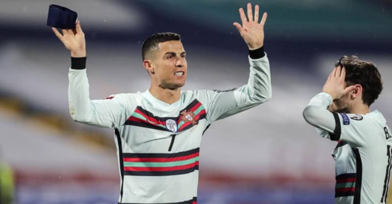 Cristiano Ronaldo indignado no Sérvia-Portugal