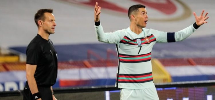 Cristiano Ronaldo incrédulo com a anulação do golo no Sérvia-Portugal