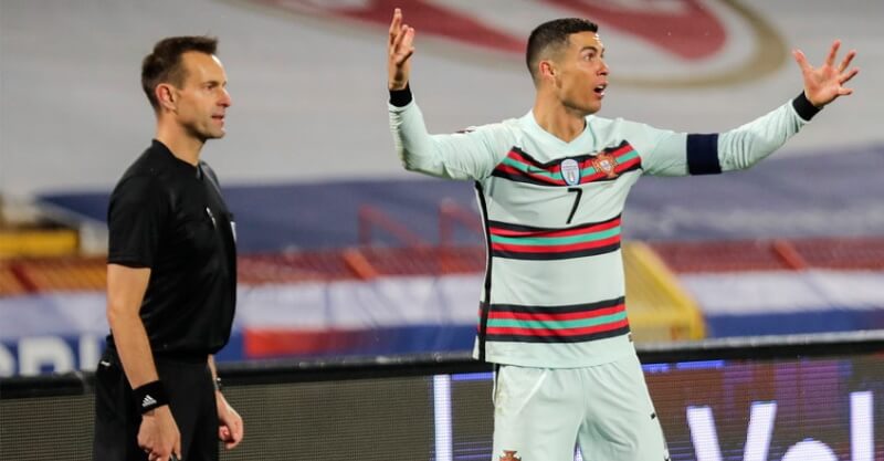 Cristiano Ronaldo incrédulo com a anulação do golo no Sérvia-Portugal