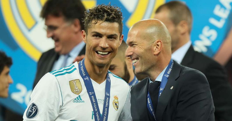 Cristiano Ronaldo ao lado de Zinedine Zidane nos tempos de Real Madrid