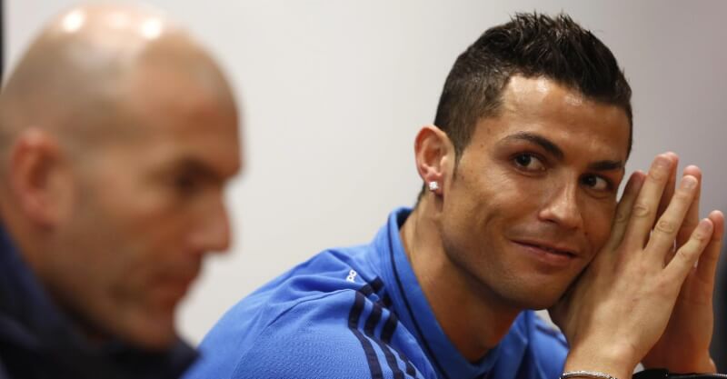Cristiano Ronaldo ao lado de Zinedine Zidane em conferência de imprensa nos tempos de Real Madrid