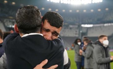 Sérgio Conceição abraçado a Mehdi Taremi em lágrimas após o apuramento do FC Porto aos 'quartos' da Champions