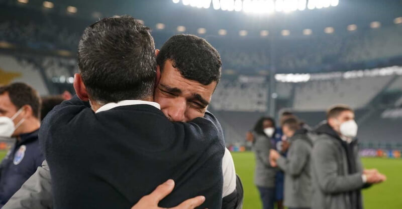 Sérgio Conceição abraçado a Mehdi Taremi em lágrimas após o apuramento do FC Porto aos 'quartos' da Champions
