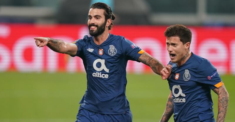 Sérgio Oliveira celebra golo que marcou no Juventus-FC Porto