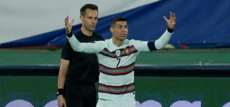 Cristiano Ronaldo frustrado com o golo limpo anulado no Sérvia-Portugal