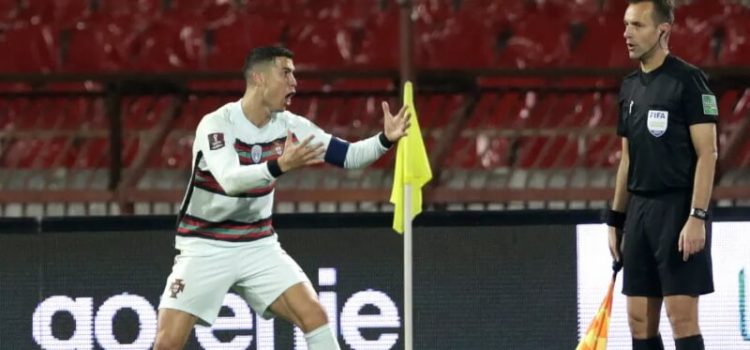 Cristiano Ronaldo reclama com o fiscal de linha sobre o golo anulado no Sérvia-Portugal
