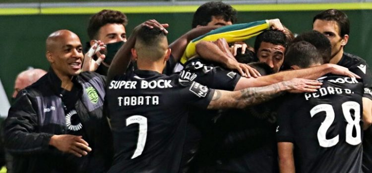 Jogadores do SPorting festejam o golo da vitória sobre o Tondela, apontado por Tiago Tomás