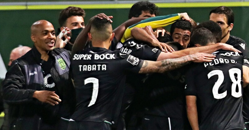 Jogadores do SPorting festejam o golo da vitória sobre o Tondela, apontado por Tiago Tomás