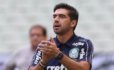 Abel Ferreira, treinador do Palmeiras, a dar instruções