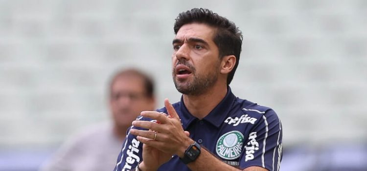 Abel Ferreira, treinador do Palmeiras, a dar instruções